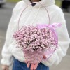 Розовая гипсофила в плетенной корзине